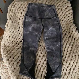 Lululemon Capri Leggings Size 6 - Excellent Condition!